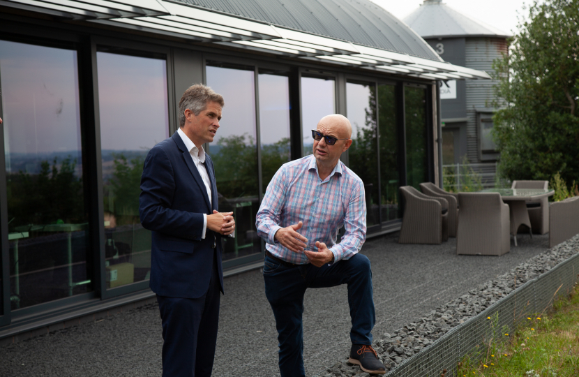 (L) Sir Gavin Williamson with Simon Guinness (R)