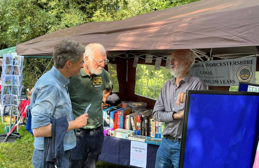 Sir Gavin Williamson meeting with members of the Staffordshire and Worcestershire Canal Society 