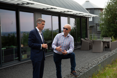 (L) Sir Gavin Williamson with Simon Guinness (R)